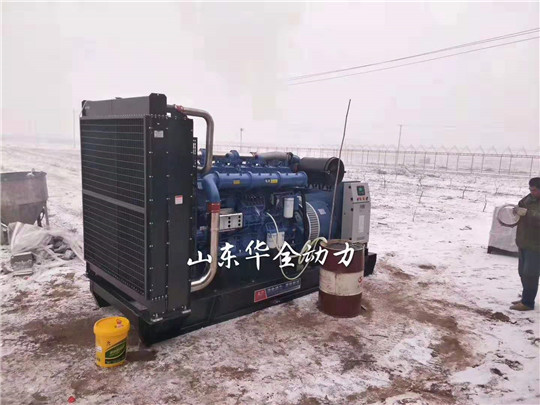 華全人冒雪前行，為客戶認真調試1000kW發電機組！