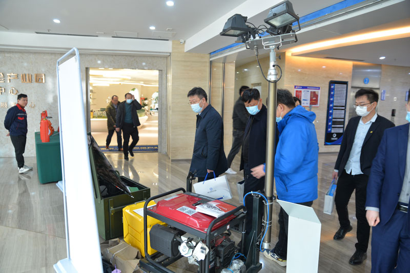 濰坊市領導蒞臨華全動力展位參觀考察發電機組、儲能電源和水泵機組